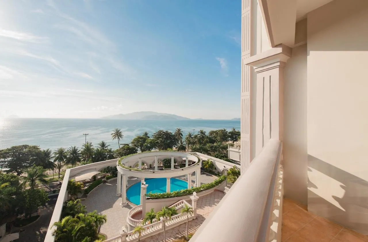 Sunrise Nha Trang Beach Hotel & Spa 5*,